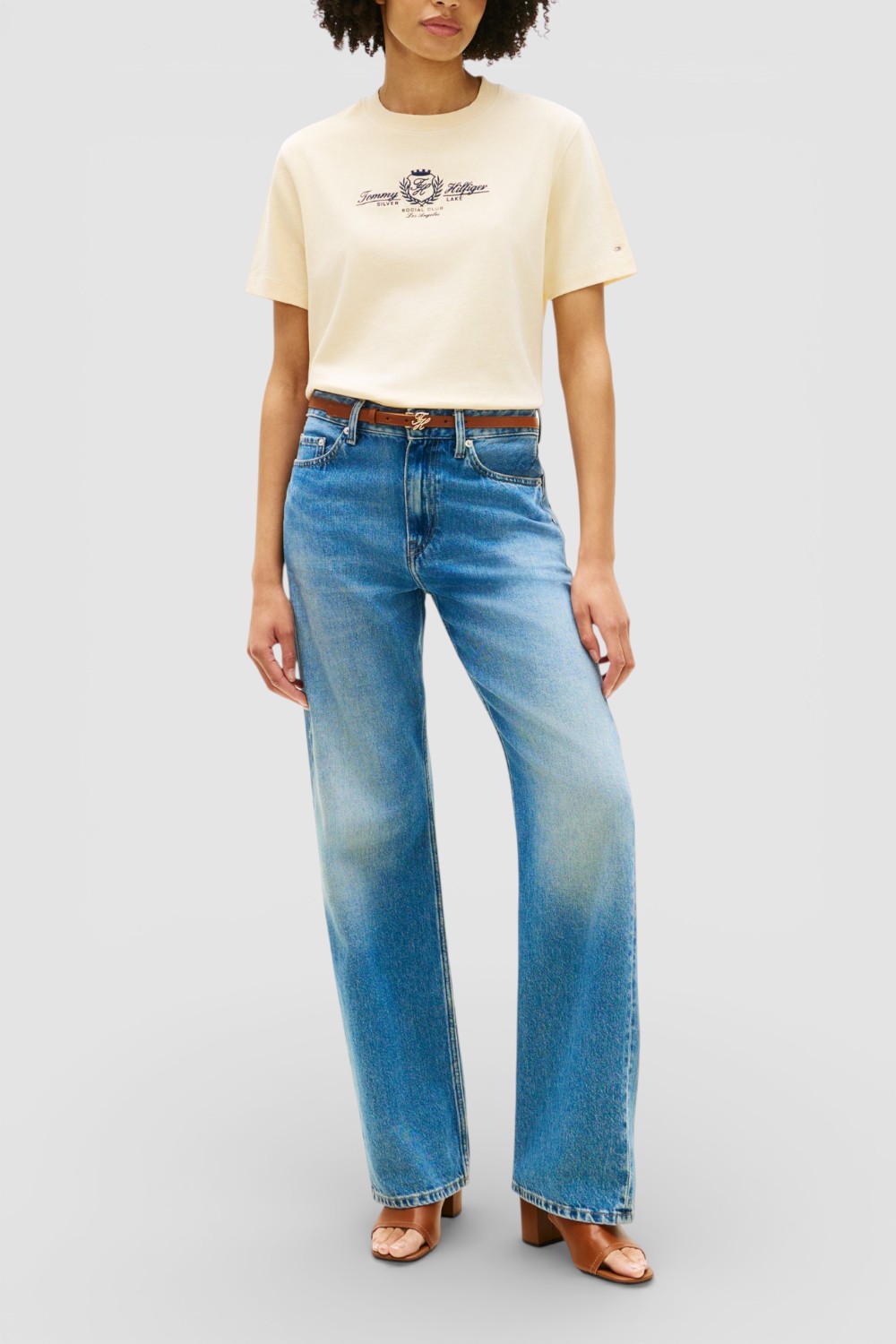 תמונת כל הלוק של חולצת טי